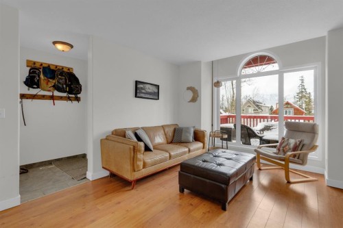 931 Wilson, Canmore, AB - Indoor Photo Showing Living Room