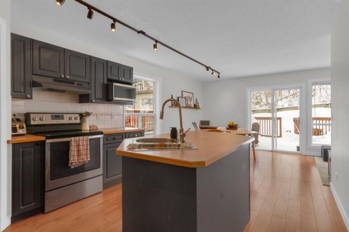 931 Wilson, Canmore, AB - Indoor Photo Showing Kitchen