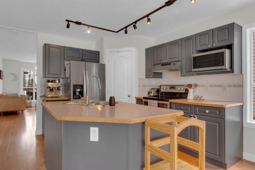 931 Wilson, Canmore, AB - Indoor Photo Showing Kitchen With Upgraded Kitchen