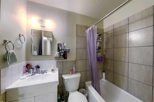 4504 8B Avenue, Edson, AB - Indoor Photo Showing Bathroom