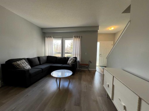 8-624 41 Street, Edson, AB - Indoor Photo Showing Living Room