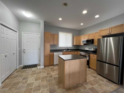 8-624 41 Street, Edson, AB - Indoor Photo Showing Kitchen With Double Sink