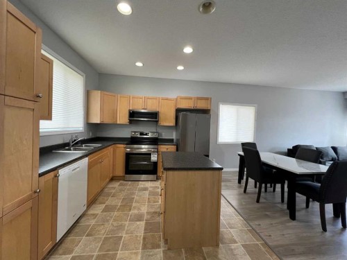 8-624 41 Street, Edson, AB - Indoor Photo Showing Kitchen With Double Sink