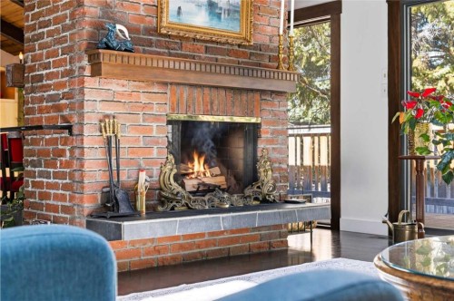 620 Lansdowne Avenue Sw, Calgary, AB - Indoor With Fireplace