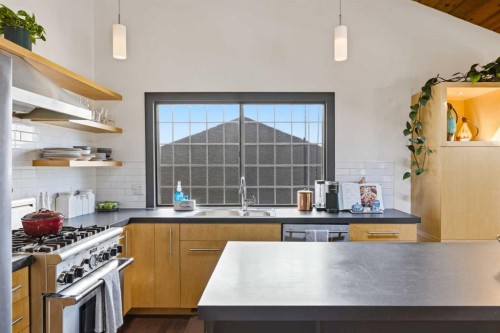 620 Lansdowne Avenue Sw, Calgary, AB - Indoor Photo Showing Kitchen
