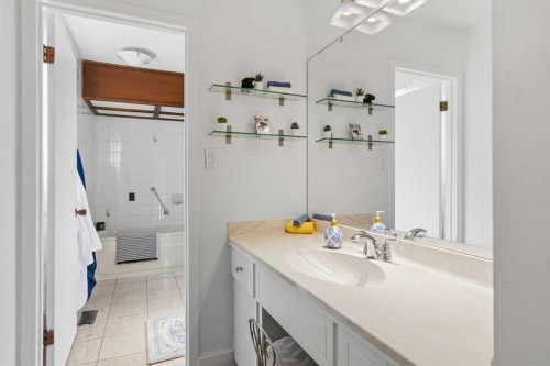 620 Lansdowne Avenue Sw, Calgary, AB - Indoor Photo Showing Bathroom