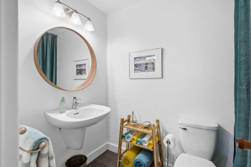 620 Lansdowne Avenue Sw, Calgary, AB - Indoor Photo Showing Bathroom