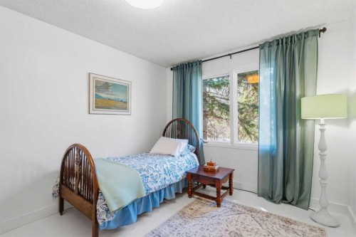 620 Lansdowne Avenue Sw, Calgary, AB - Indoor Photo Showing Bedroom