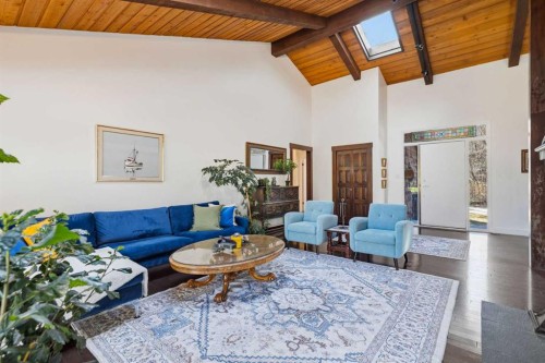 620 Lansdowne Avenue Sw, Calgary, AB - Indoor Photo Showing Living Room