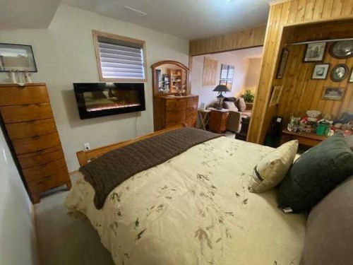 158 Maligne Drive, Hinton, AB - Indoor Photo Showing Bedroom