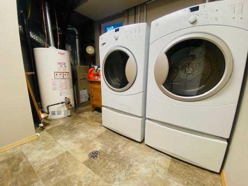 158 Maligne Drive, Hinton, AB - Indoor Photo Showing Laundry Room