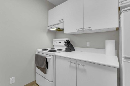 111-414 Squirrel Street, Banff, AB - Indoor Photo Showing Kitchen
