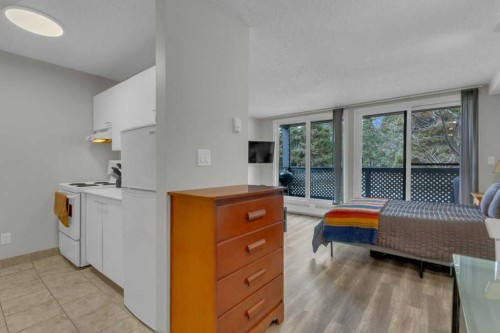 111-414 Squirrel Street, Banff, AB - Indoor Photo Showing Living Room