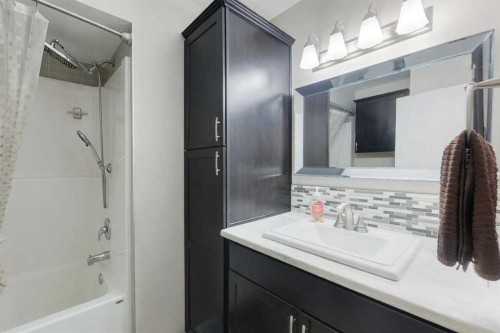 4307 10 Avenue, Edson, AB - Indoor Photo Showing Bathroom