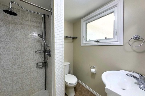 4307 10 Avenue, Edson, AB - Indoor Photo Showing Bathroom