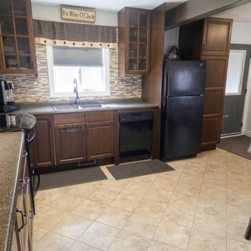 5015 8 Avenue, Edson, AB - Indoor Photo Showing Kitchen