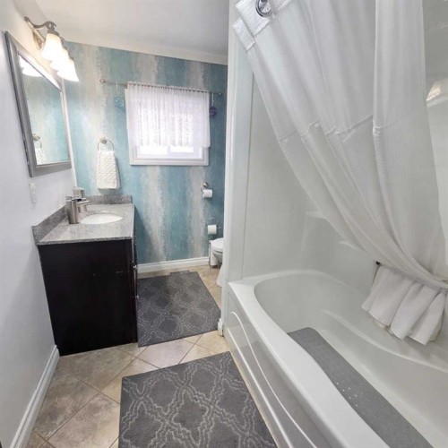 5015 8 Avenue, Edson, AB - Indoor Photo Showing Bathroom