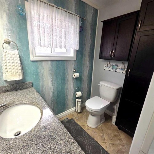 5015 8 Avenue, Edson, AB - Indoor Photo Showing Bathroom