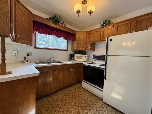 41 Ella Mae Crescent, Whispering Hills, AB - Indoor Photo Showing Kitchen With Double Sink