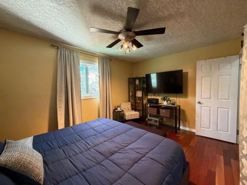 5910 10 Avenue, Edson, AB - Indoor Photo Showing Bedroom