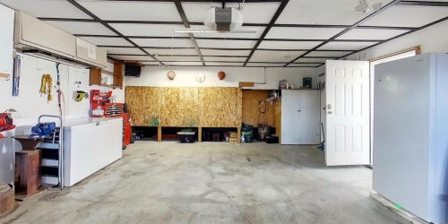 5910 10 Avenue, Edson, AB - Indoor Photo Showing Garage