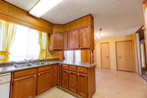 548 Mountain Street, Hinton, AB - Indoor Photo Showing Kitchen With Double Sink