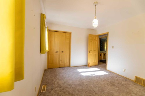 548 Mountain Street, Hinton, AB - Indoor Photo Showing Other Room