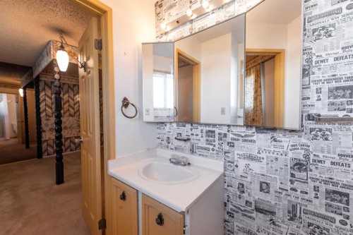 548 Mountain Street, Hinton, AB - Indoor Photo Showing Bathroom