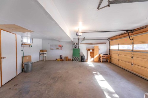 548 Mountain Street, Hinton, AB - Indoor Photo Showing Garage