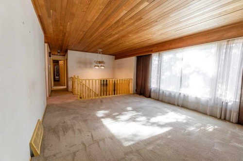 548 Mountain Street, Hinton, AB - Indoor Photo Showing Other Room