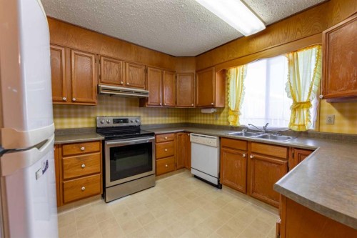 548 Mountain Street, Hinton, AB - Indoor Photo Showing Kitchen With Double Sink