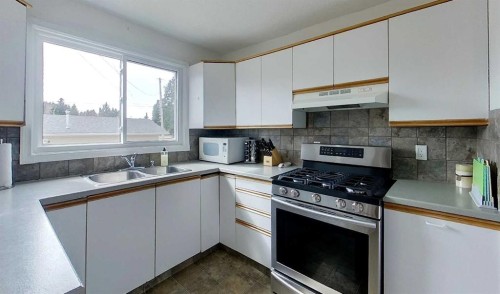 4347 9Th Avenue, Edson, AB - Indoor Photo Showing Kitchen With Double Sink