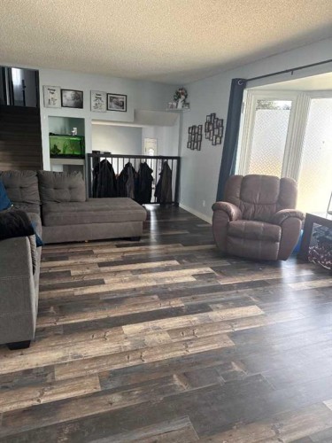 501 7 Avenue, Fox Creek, AB - Indoor Photo Showing Living Room