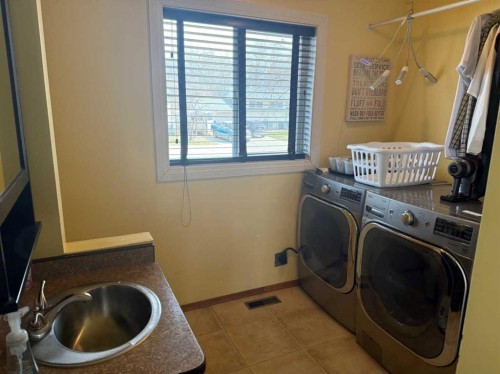 501 7 Avenue, Fox Creek, AB - Indoor Photo Showing Laundry Room