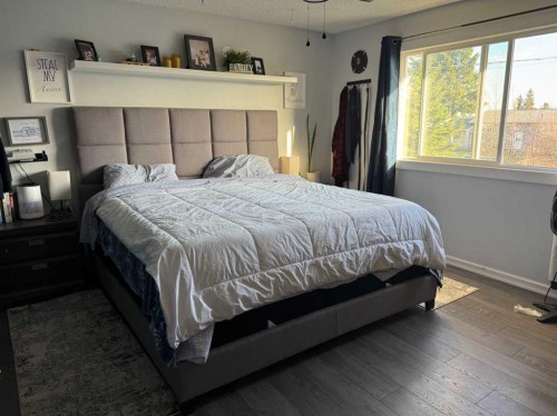 501 7 Avenue, Fox Creek, AB - Indoor Photo Showing Bedroom