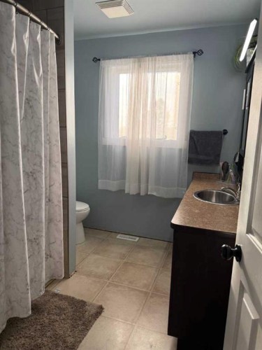501 7 Avenue, Fox Creek, AB - Indoor Photo Showing Bathroom