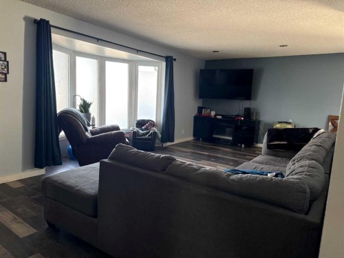 501 7 Avenue, Fox Creek, AB - Indoor Photo Showing Living Room