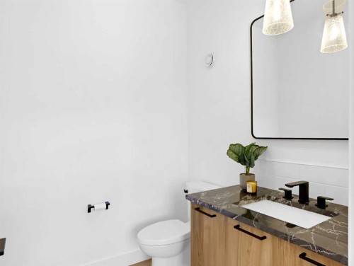 512 8Th Avenue, Canmore, AB - Indoor Photo Showing Bathroom