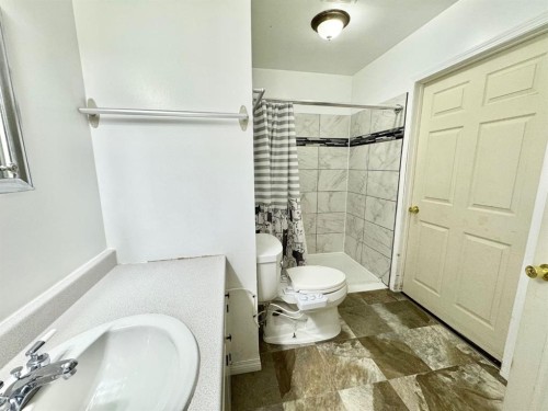 611 4 Avenue, Fox Creek, AB - Indoor Photo Showing Bathroom