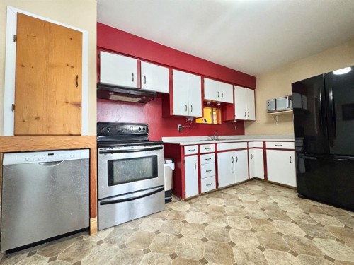611 4 Avenue, Fox Creek, AB - Indoor Photo Showing Kitchen