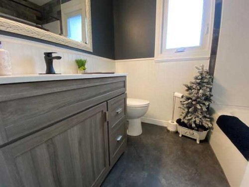 201 Hansen Drive, Hinton, AB - Indoor Photo Showing Bathroom
