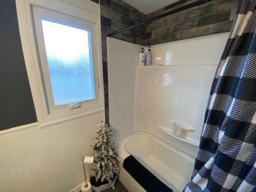 201 Hansen Drive, Hinton, AB - Indoor Photo Showing Bathroom