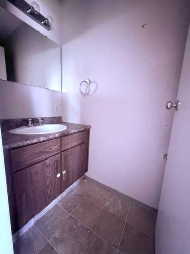 12-5231 6 Avenue, Edson, AB - Indoor Photo Showing Bathroom