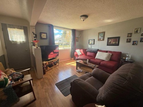 4820 17 Avenue, Edson, AB - Indoor Photo Showing Living Room
