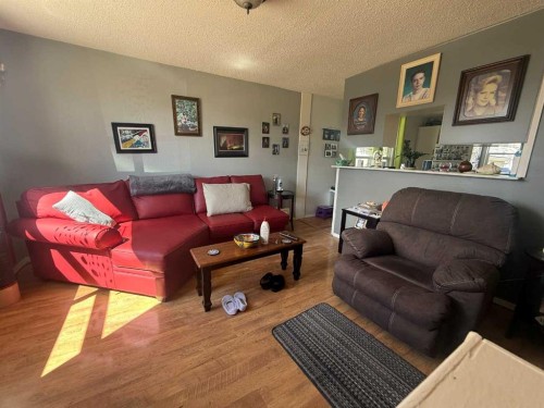 4820 17 Avenue, Edson, AB - Indoor Photo Showing Living Room