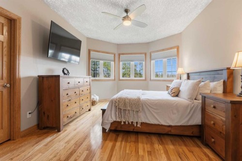 322 4 Street, Rural Woodlands County, AB - Indoor Photo Showing Bedroom