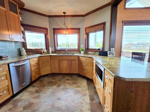 812 9 Street Se, Slave Lake, AB - Indoor Photo Showing Kitchen