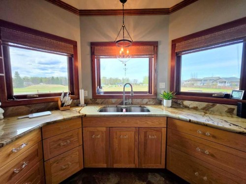 812 9 Street Se, Slave Lake, AB - Indoor Photo Showing Kitchen With Double Sink