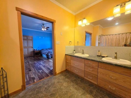 812 9 Street Se, Slave Lake, AB - Indoor Photo Showing Bathroom