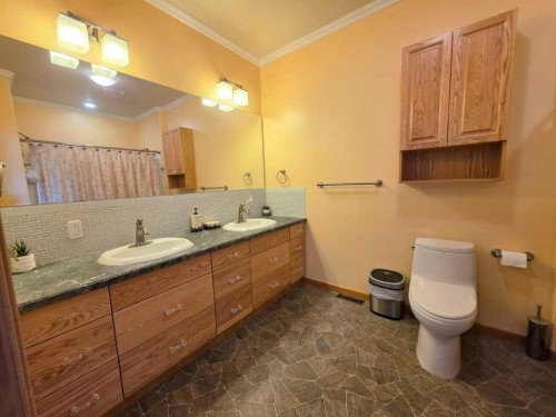 812 9 Street Se, Slave Lake, AB - Indoor Photo Showing Bathroom